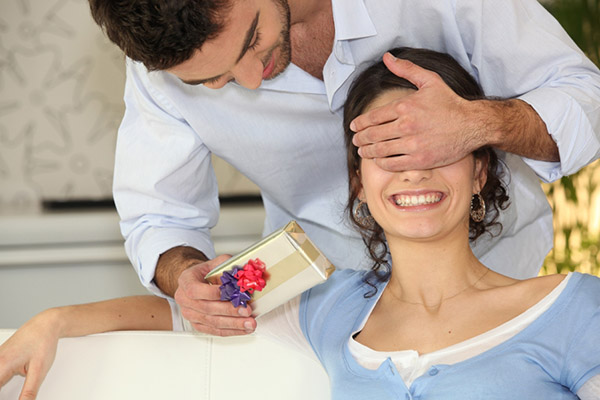 Come insegnare al marito a regalare doni: 6 suggerimenti per uno psicologo