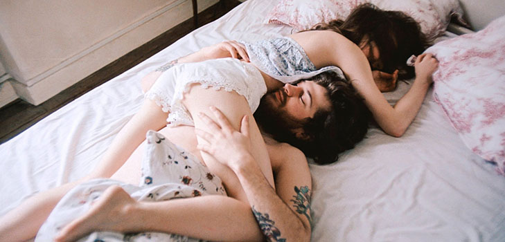 Dormire in coppia: Determinare la postura in un sogno, come l'uomo ti tratta