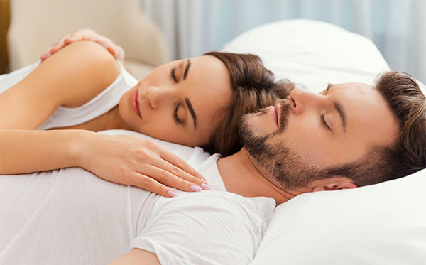 Dormire in coppia: Determinare la postura in un sogno, come l'uomo ti tratta