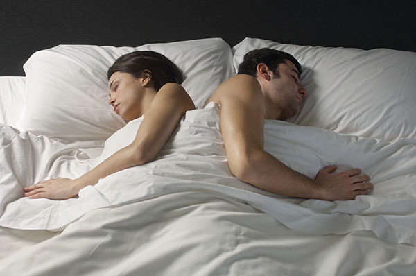 Dormire in coppia: Determinare la postura in un sogno, come l'uomo ti tratta