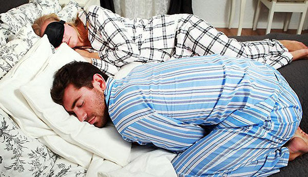 Dormire in coppia: Determinare la postura in un sogno, come l'uomo ti tratta