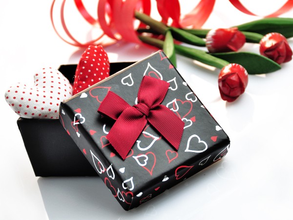 San Valentino 2016: regali originali e i migliori saluti in versi