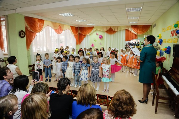 Festa della mamma all'asilo: idee per la sceneggiatura nel gruppo di preparazione junior, medio, senior