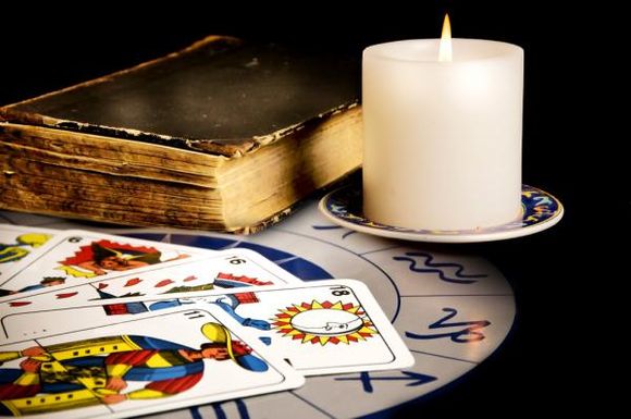 Divinazione per amore a casa. Divinazione Svyatonic di un ragazzo. Come indovinare l'amore a casa