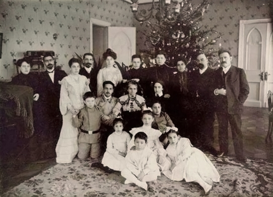 La storia di decorare l'albero del nuovo anno