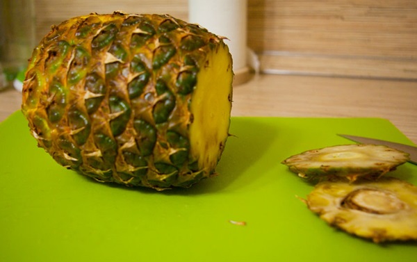 Come tagliare un ananas correttamente e splendidamente