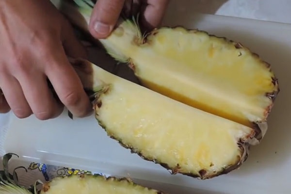 Come tagliare un ananas correttamente e splendidamente