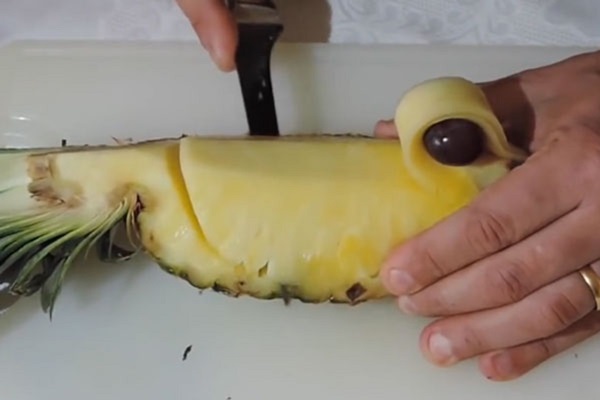 Come tagliare un ananas correttamente e splendidamente