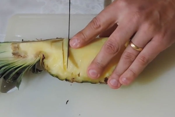 Come tagliare un ananas correttamente e splendidamente