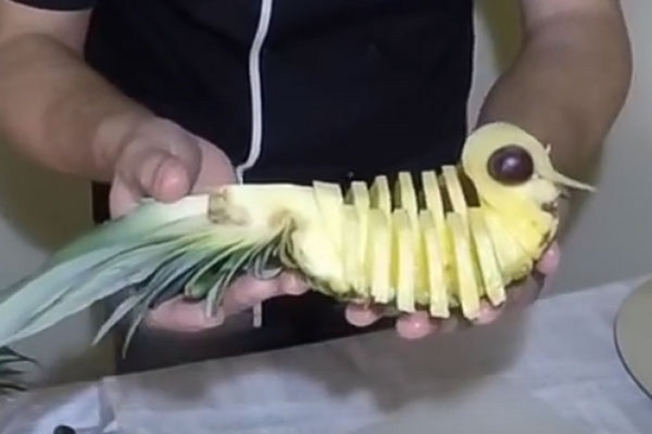 Come tagliare un ananas correttamente e splendidamente