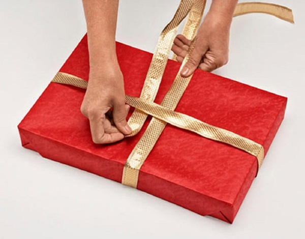 Come mettere un regalo in un regalo