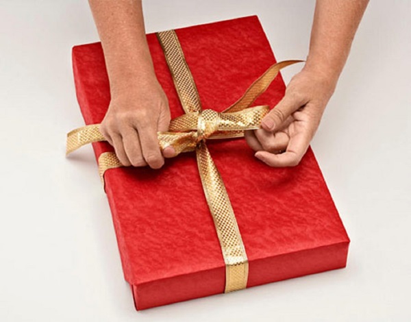 Come mettere un regalo in un regalo