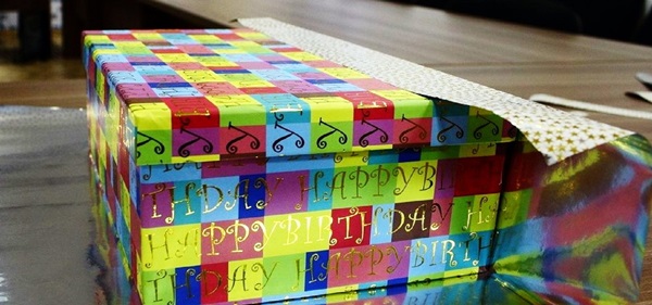 Come mettere un regalo in un regalo