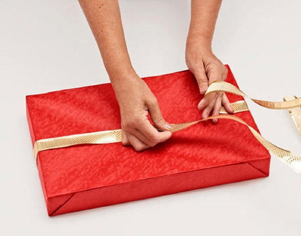 Come mettere un regalo in un regalo