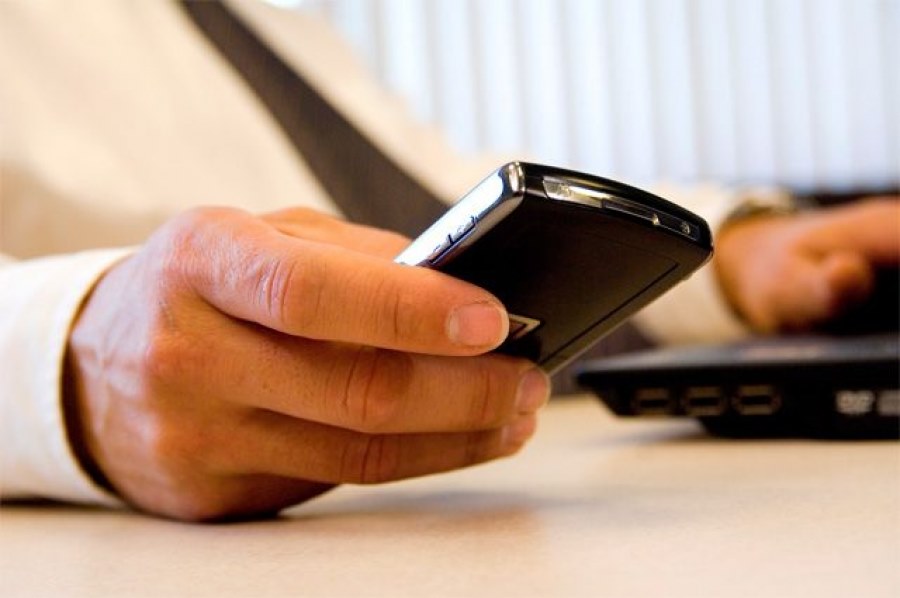 mano con il telefono