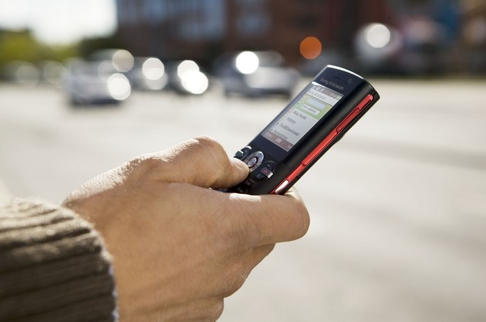 persona con il telefono