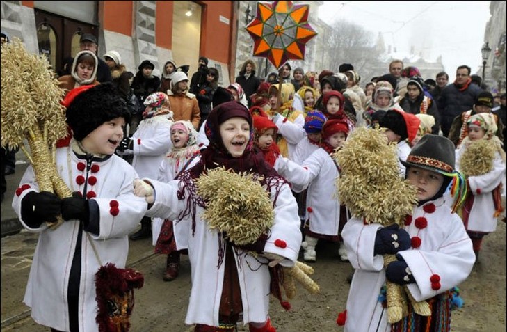 Mentre celebrano il Natale a casa in famiglia, con gli amici. Come festeggiare il Natale