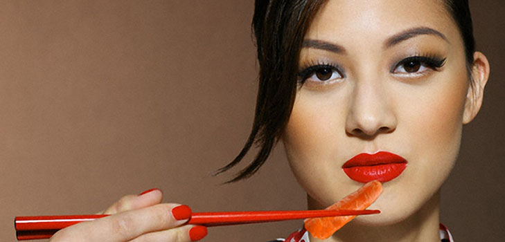 Come tenere i bastoncini per il sushi
