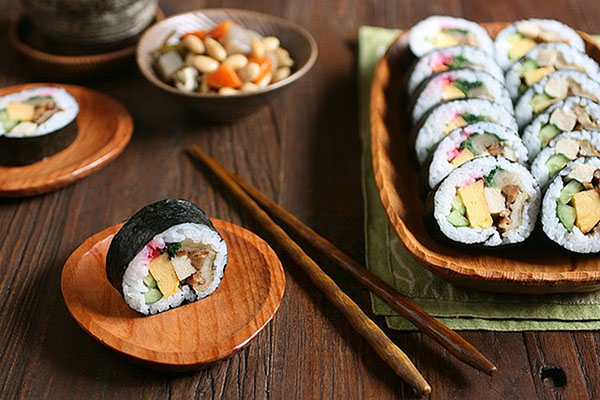 Come tenere i bastoncini per il sushi