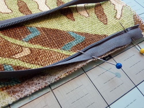 Come cucire una copertura su un cuscino decorativo con le tue mani - video passo dopo passo