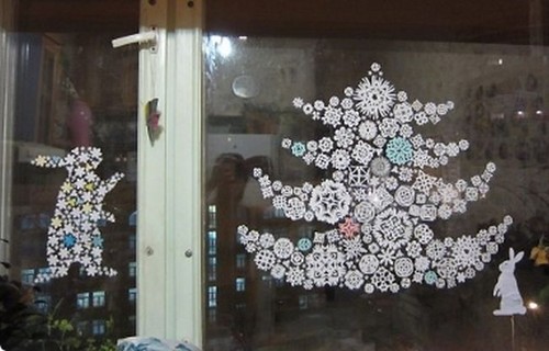 Come decorare magnificamente un gruppo in un asilo per il nuovo anno con le proprie mani