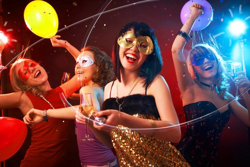 Che divertimento trascorrere il nuovo anno con gli amici 2016: idee originali