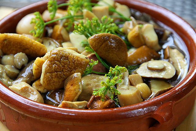 Funghi in scatola per l'inverno