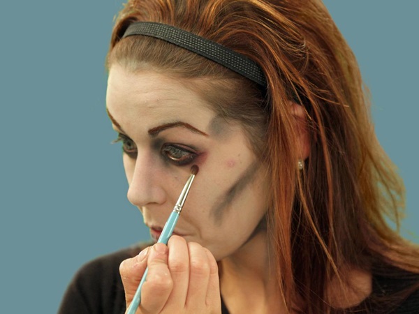 Trucco spaventoso per Halloween con le tue mani per ragazze e ragazze