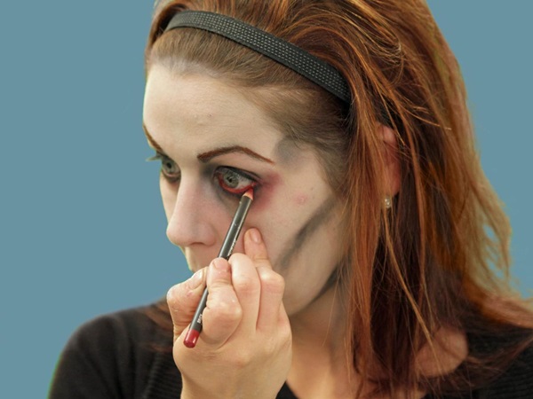 Trucco spaventoso per Halloween con le tue mani per ragazze e ragazze
