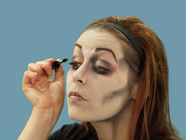 Trucco spaventoso per Halloween con le tue mani per ragazze e ragazze