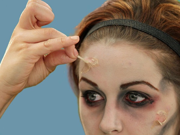 Trucco spaventoso per Halloween con le tue mani per ragazze e ragazze