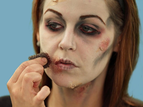 Trucco spaventoso per Halloween con le tue mani per ragazze e ragazze
