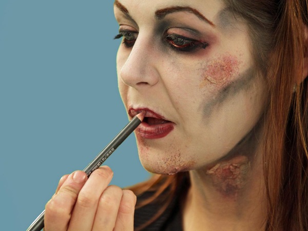 Trucco spaventoso per Halloween con le tue mani per ragazze e ragazze
