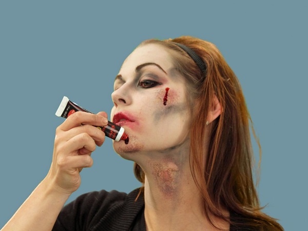 Trucco spaventoso per Halloween con le tue mani per ragazze e ragazze