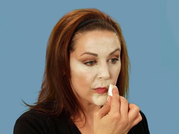 Trucco spaventoso per Halloween con le tue mani per ragazze e ragazze