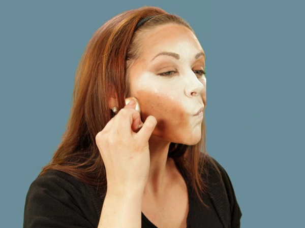 Trucco spaventoso per Halloween con le tue mani per ragazze e ragazze