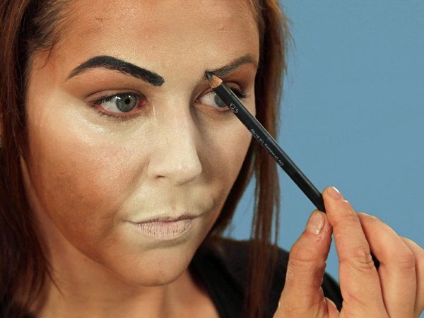 Trucco spaventoso per Halloween con le tue mani per ragazze e ragazze