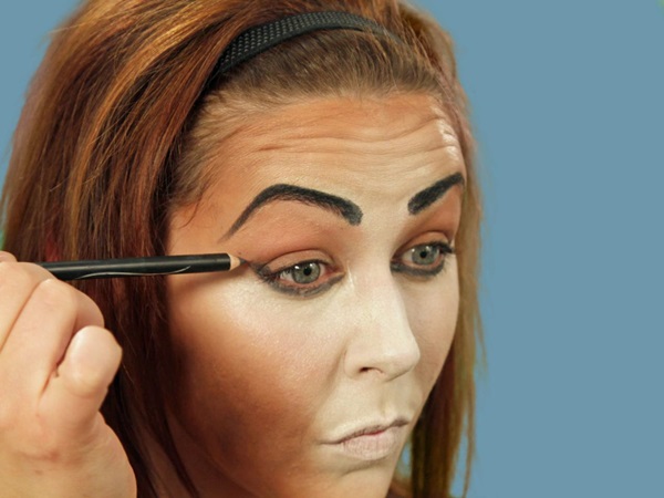 Trucco spaventoso per Halloween con le tue mani per ragazze e ragazze