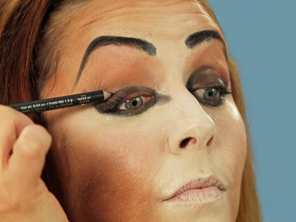 Trucco spaventoso per Halloween con le tue mani per ragazze e ragazze