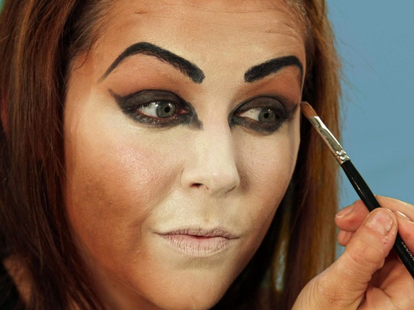 Trucco spaventoso per Halloween con le tue mani per ragazze e ragazze