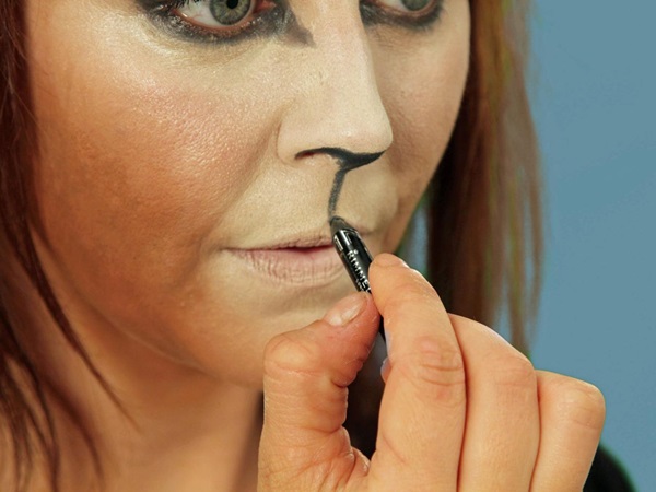 Trucco spaventoso per Halloween con le tue mani per ragazze e ragazze