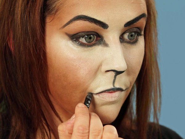 Trucco spaventoso per Halloween con le tue mani per ragazze e ragazze