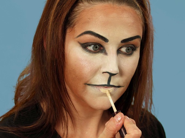Trucco spaventoso per Halloween con le tue mani per ragazze e ragazze