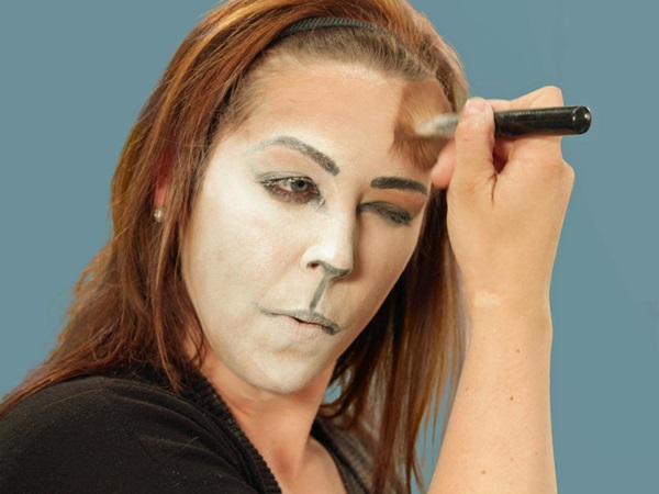 Trucco spaventoso per Halloween con le tue mani per ragazze e ragazze