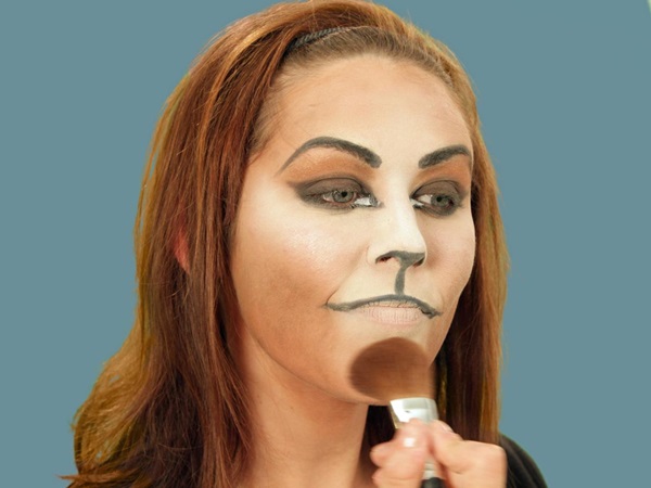 Trucco spaventoso per Halloween con le tue mani per ragazze e ragazze