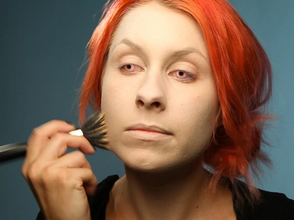 Trucco spaventoso per Halloween con le tue mani per ragazze e ragazze