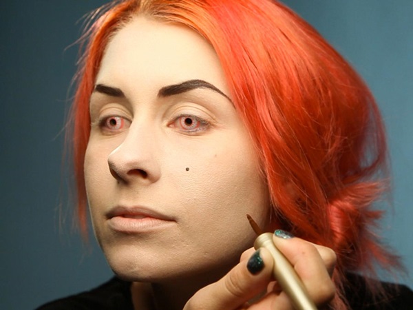 Trucco spaventoso per Halloween con le tue mani per ragazze e ragazze
