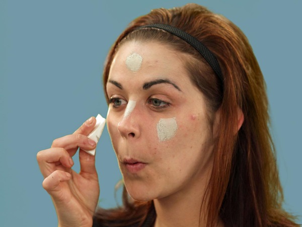 Trucco spaventoso per Halloween con le tue mani per ragazze e ragazze