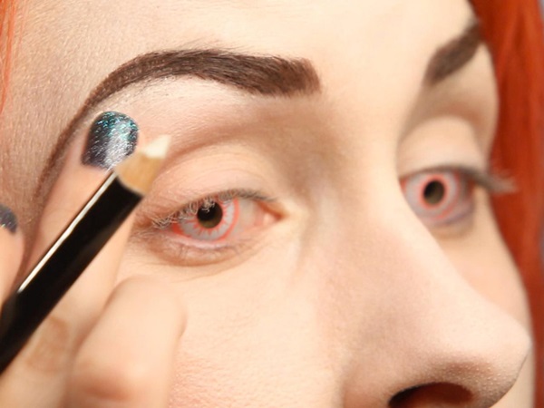 Trucco spaventoso per Halloween con le tue mani per ragazze e ragazze