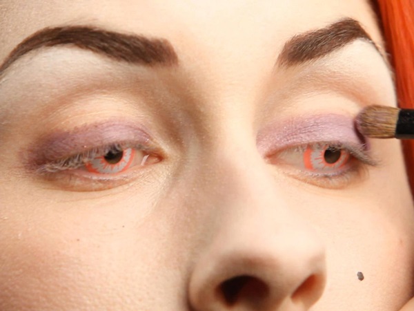 Trucco spaventoso per Halloween con le tue mani per ragazze e ragazze
